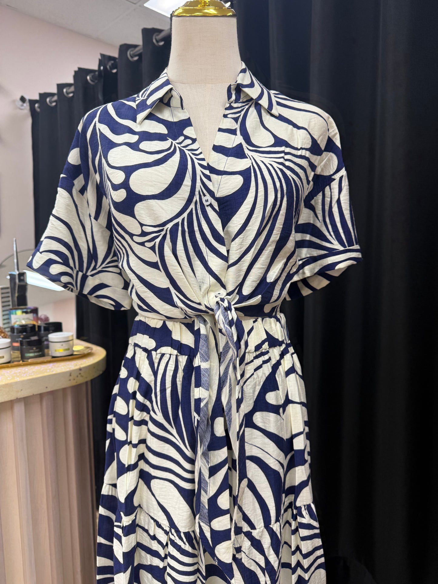 Printed Tie-knot top. Collared button down, West Palm Beach Boutique, Womens Boutique, Timeless, Chic, and Curated Boutique